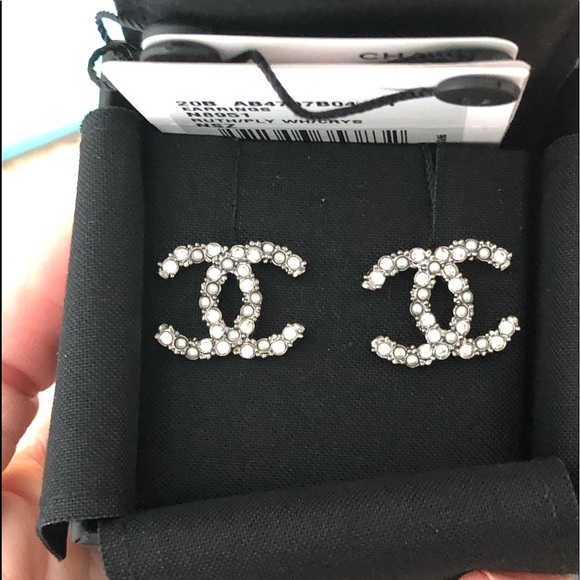 ❌SOLD❌ CHANEL 20B Ruthenium Crystal & Pearl Studs - Picture 2 of 11